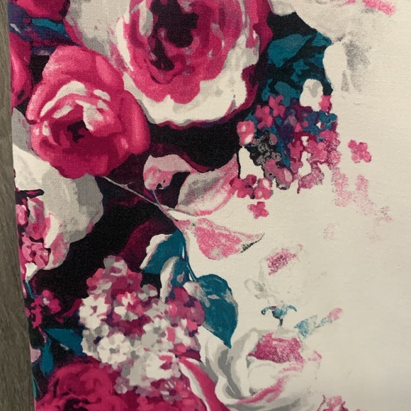 White House Black Market Magenta Rose & Blue Floral Pencil Skirt Woman's Size 00 - Picture 3 of 8